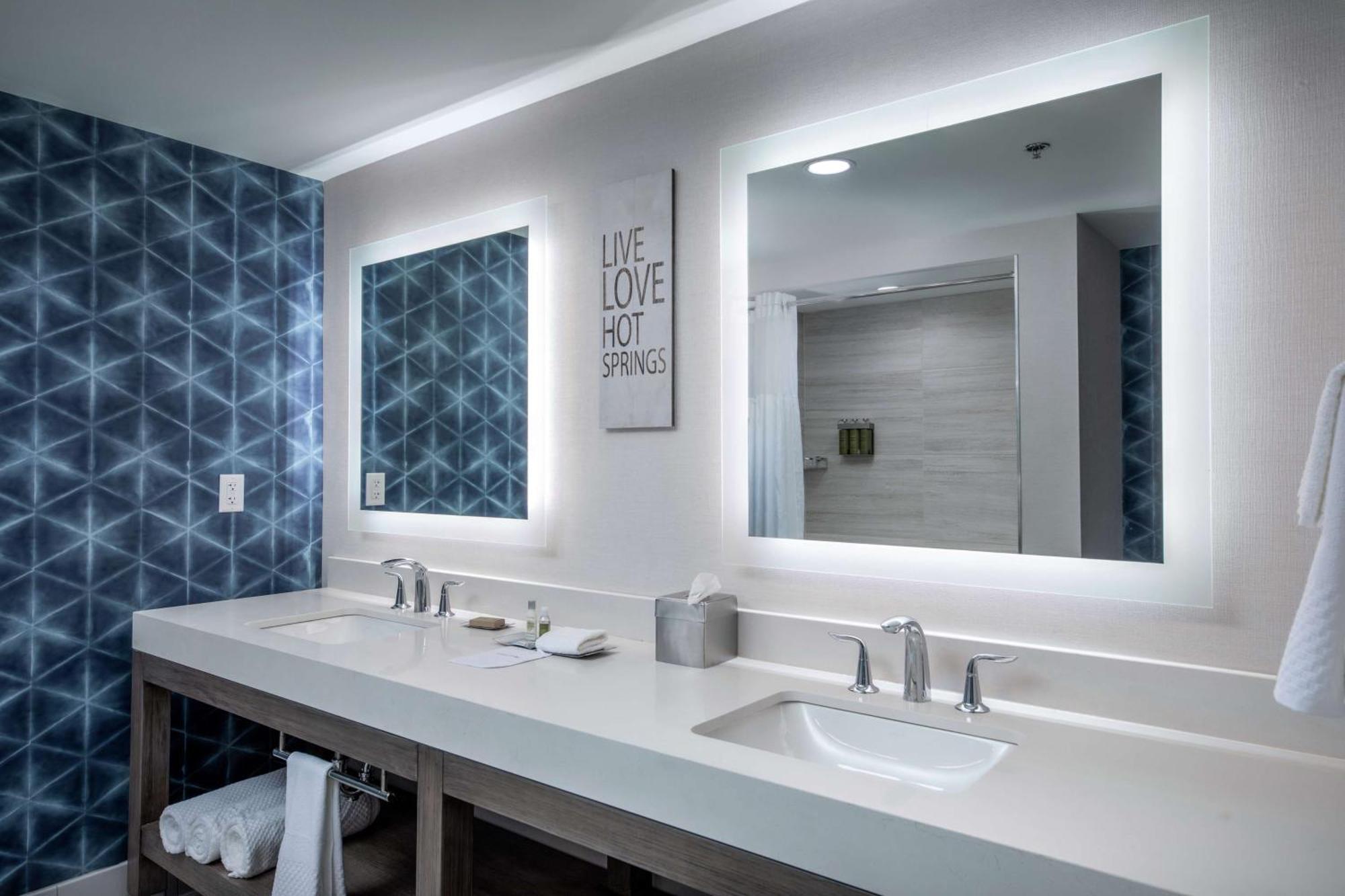 מלון Doubletree By Hilton הוט ספרינגס מראה חיצוני תמונה